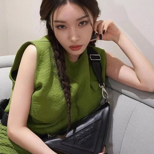 프라다 가죽 트라이앵글 숄더백 블랙 (화사,청하,혜리,티파니 외 착용)