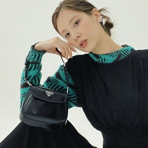 프라다 클레오 브러시드 가죽 미니백 블랙 1BH188 (티파니,서현,이하이,사나 외 다수 착용)