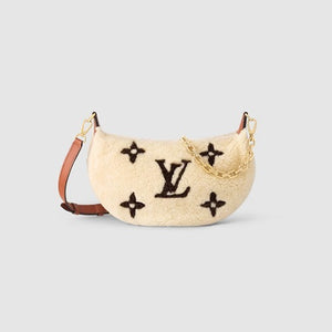 루이비통 시어링 오버 더 문 호보백 M23321 (김채원 착용)