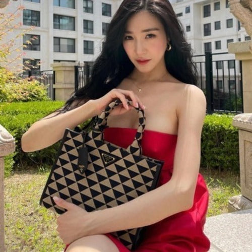 프라다 심볼 자카드 패브릭 핸드백 소형 1BA354 (티파니,배우 이주명 착용)