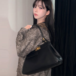 프라다 미디엄 가죽 토트백 블랙 1BG569 (카리나 착용)