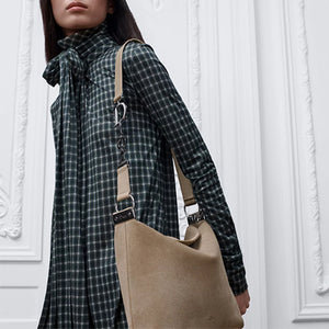 디올 스웨이드 미디엄 디올리 백 사비아