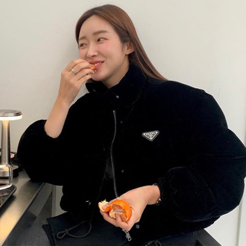 프라다 컨버터블 크롭 벨벳 다운 재킷 블랙 (차정원,이나연,박나언 착용)