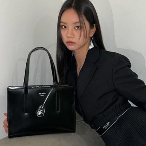 프라다 리에디션 1955 브러시드 핸드백 블랙 MINI/M (혜리 착용)