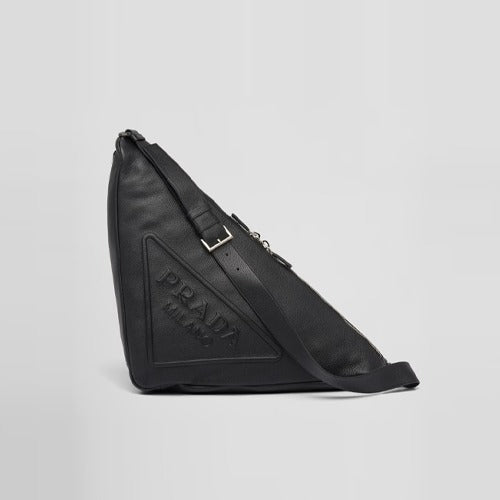 프라다 가죽 트라이앵글 크로스백 블랙 2VY007 (NCT 재현 착용)