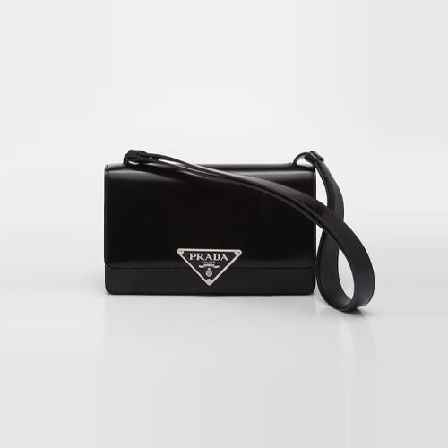 프라다 엠블럼 브러시드 가죽 숄더백 블랙 1BD321