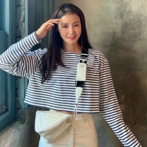 프라다 가죽 트라이앵글 숄더백 화이트 (장원영,리정,서현,이시영 외 착용)