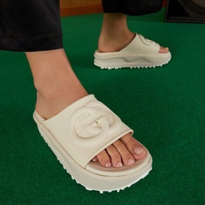 구찌 인터로킹 G 슬라이드 샌들 오프화이트