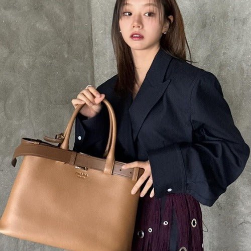 프라다 벨트가 달린 버클 라지 가죽 핸드백 브라운 1BA416 (전소미,혜리 착용)