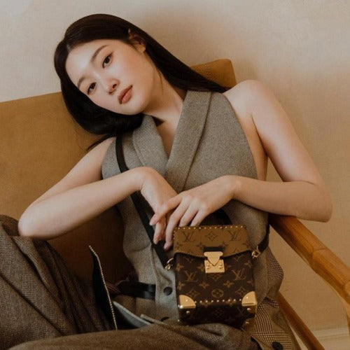 루이비통 카메라 박스 숄더백 M82465 (뉴진스 혜인,태연,예지,선미 외 다수 착용)