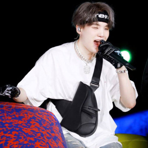 디올 옴므 새들백 블랙 (슈가,백현 착용)