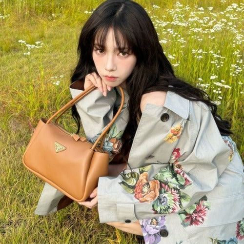 프라다 미디엄 가죽 핸드백 브라운 1BA444 (카리나 착용)