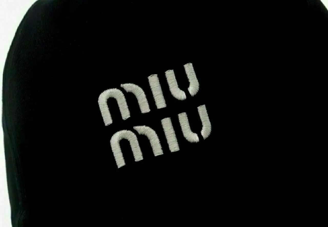 [국내배송] 미우미우 로고 볼캡 블랙 (김지원 착용) 판매 제품 실사