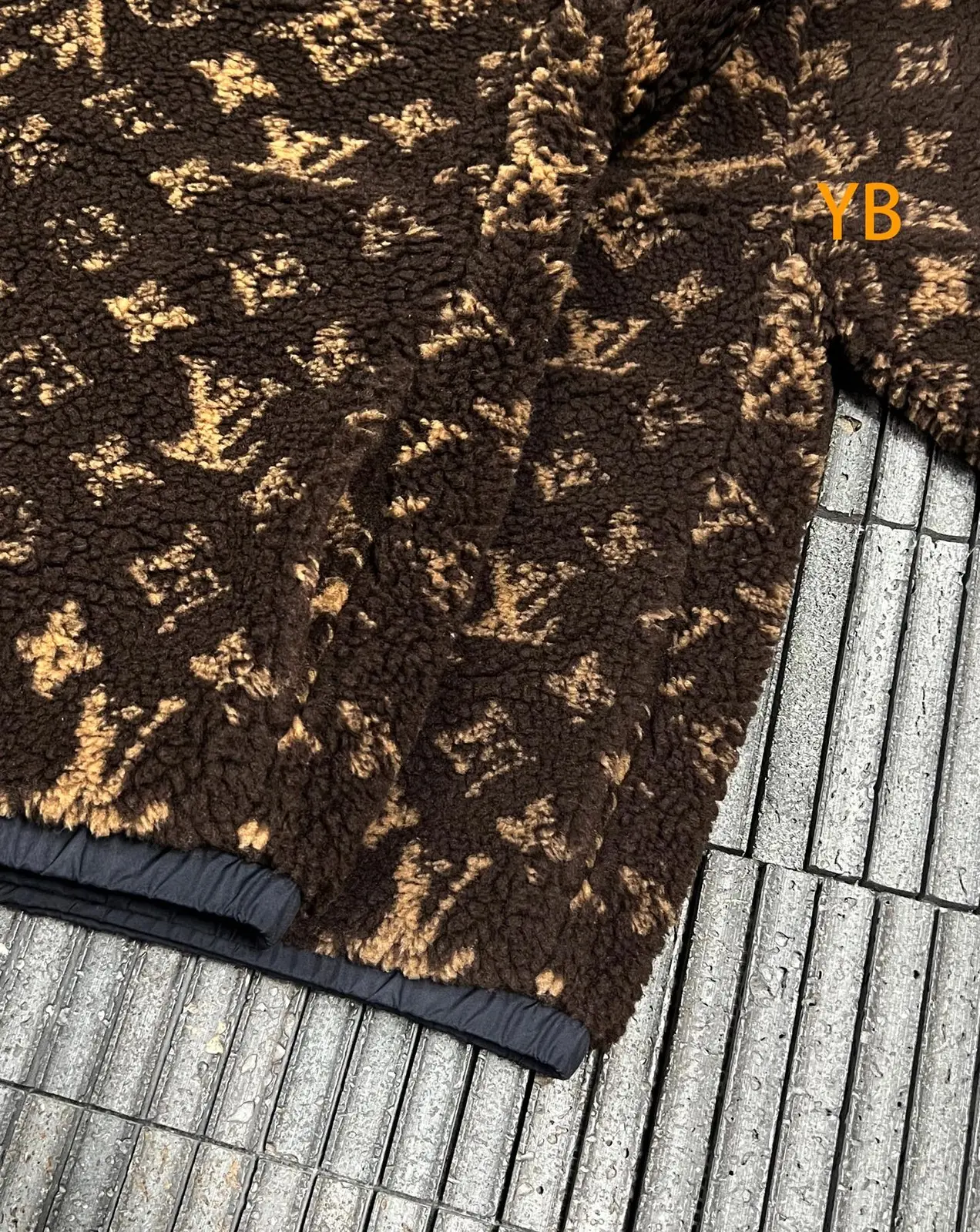 루이비통 모노그램 리버서블 플리스 블루종 1AKM2R 판매 제품 실사