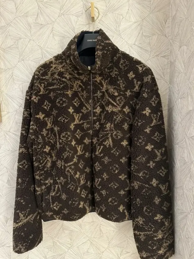 루이비통 모노그램 리버서블 플리스 블루종 1AKM2R 판매 제품 실사