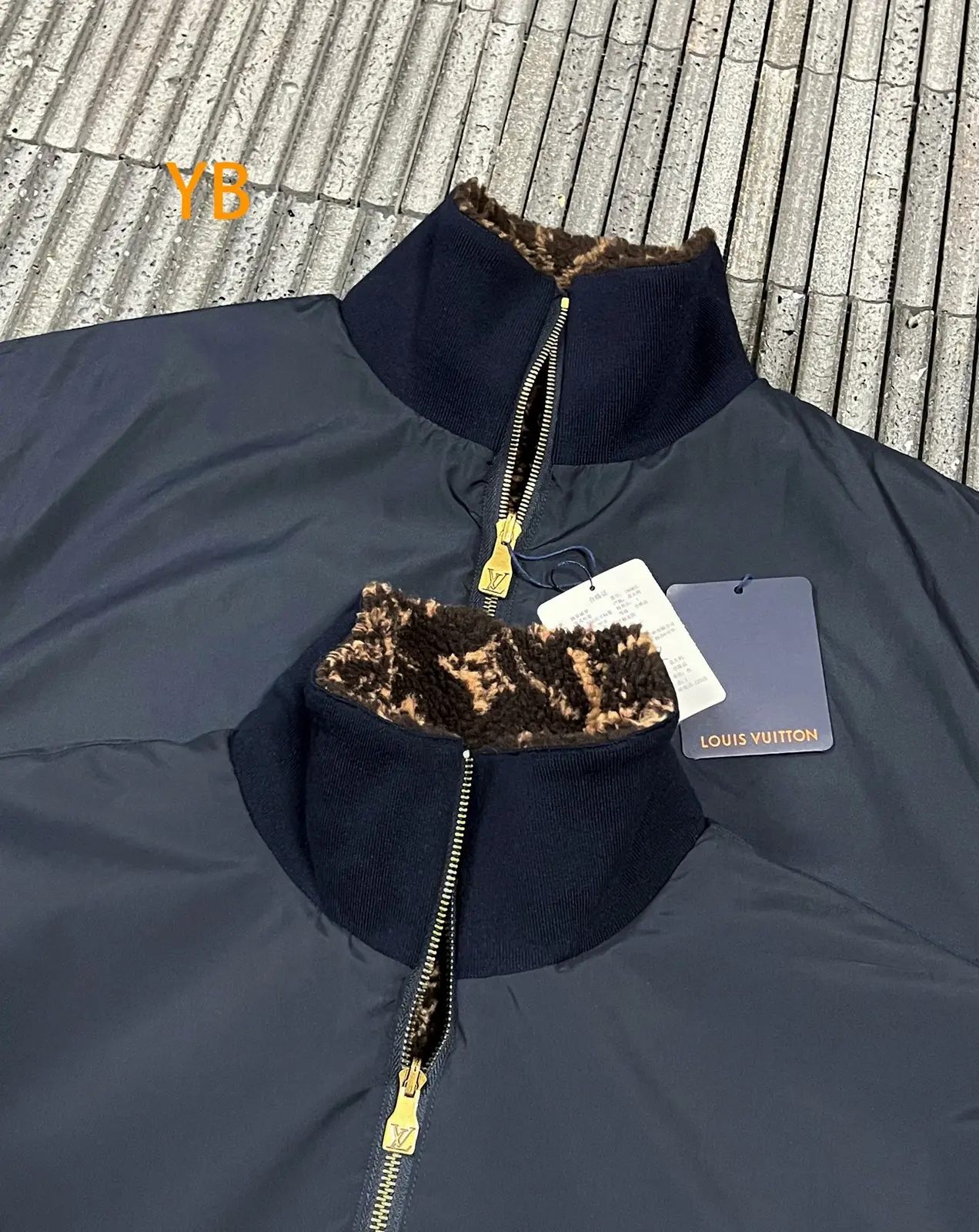 루이비통 모노그램 리버서블 플리스 블루종 1AKM2R 판매 제품 실사