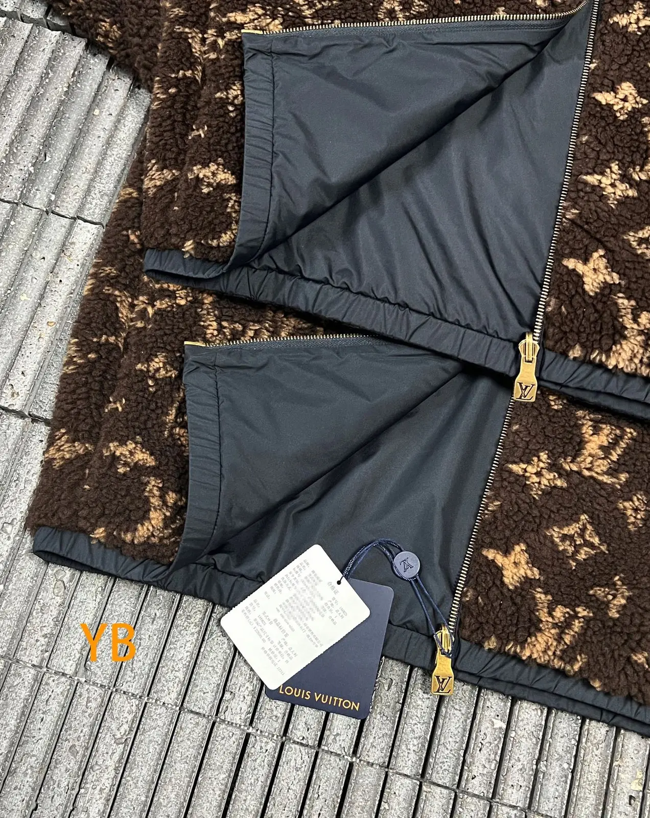 루이비통 모노그램 리버서블 플리스 블루종 1AKM2R 판매 제품 실사