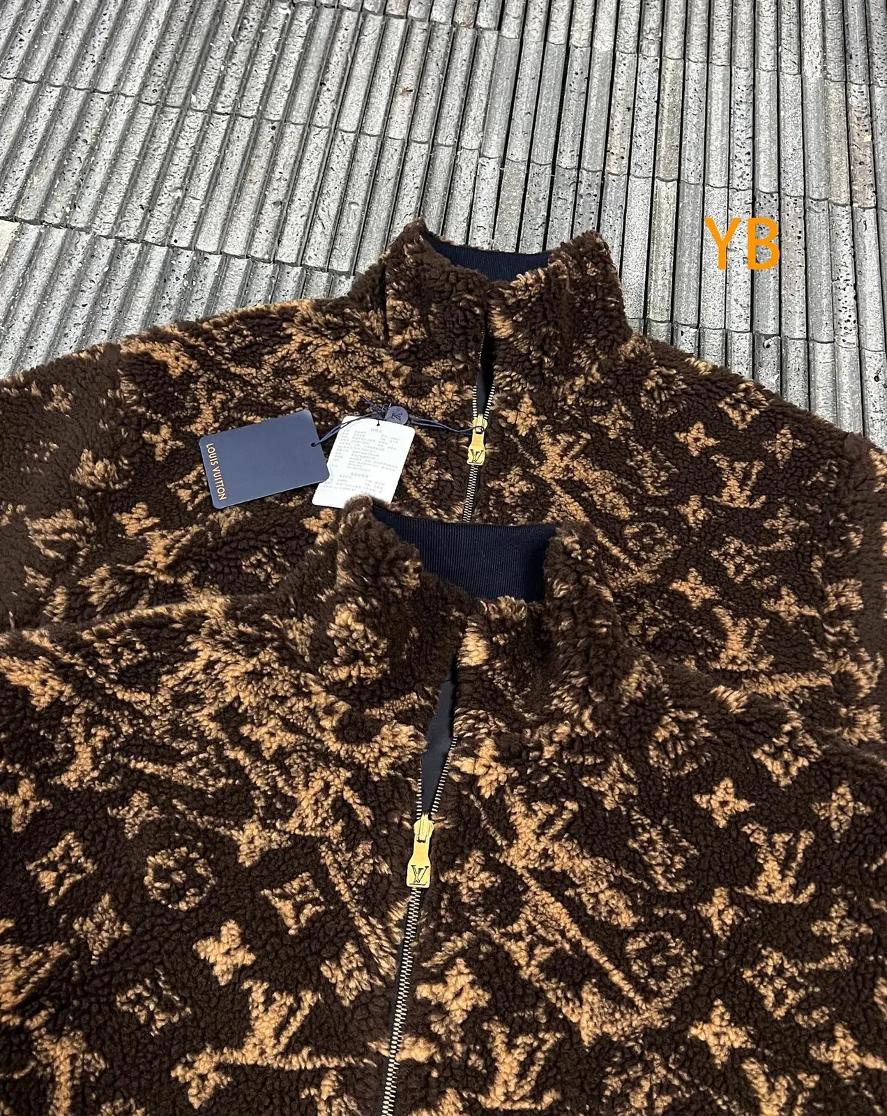 루이비통 모노그램 리버서블 플리스 블루종 1AKM2R 판매 제품 실사