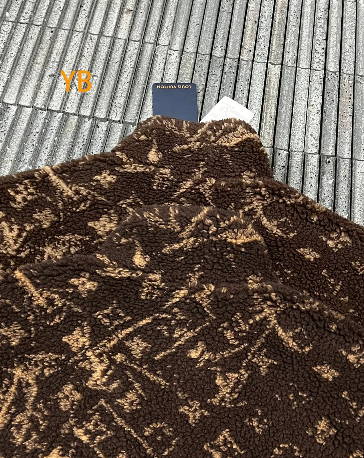 루이비통 모노그램 리버서블 플리스 블루종 1AKM2R 판매 제품 실사