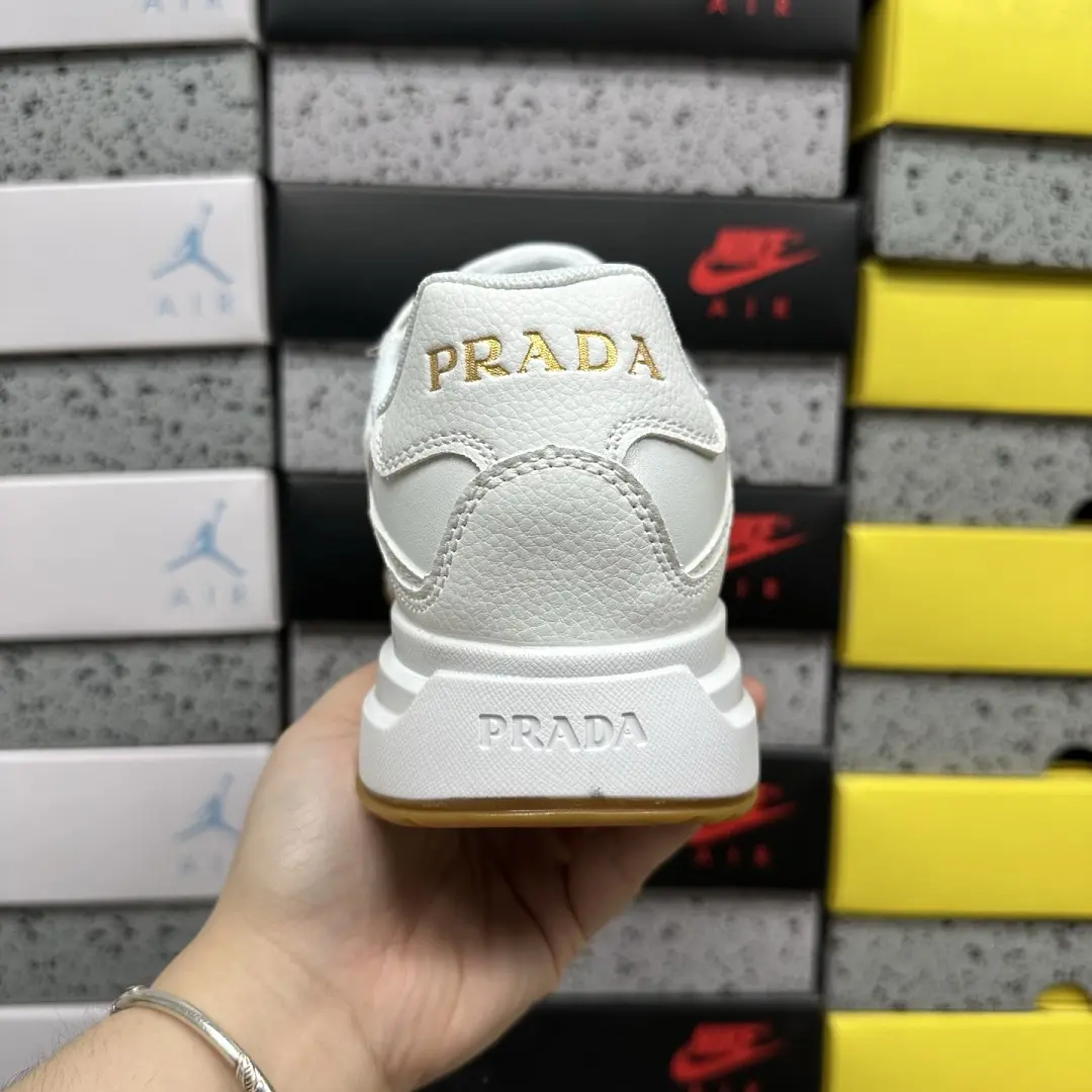 프라다 Prax 01 레더 스니커즈 화이트 상세 2
